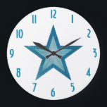Blue Star "Zahlen" Uhr rund weiß<br><div class="desc">Modernes Design mit einem "leuchtenden" blau-weißen Stern auf weißem Hintergrund. Wall Uhr mit individualisierbarem Design für Sie, um mit Ihrem eigenen Text, Bildern und Ideen zu personalisieren. Bitte beachten Sie, dass es sich um ein gedrucktes Bild handelt, das mit Originalfotos und Digitaltechnik erstellt wurde, es nicht glänzt oder echte Glitzern...</div>