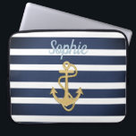Blue Streifen & Gold Anker Nautic Laptopschutzhülle<br><div class="desc">Blue Stripes & Gold Anker nautische Design. Passen Sie Ihre Wünsche an; es ist eine Vorlage. :</div>