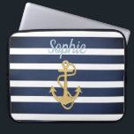 Blue Streifen & Gold Anker Nautic Laptopschutzhülle<br><div class="desc">Blue Stripes & Gold Anker nautische Design. Passen Sie Ihre Wünsche an; es ist eine Vorlage. :</div>