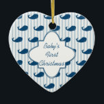 Blue Stripes und Whales Baby's First Christmas Cer Keramik Ornament<br><div class="desc">Vervollständigen Sie den Rücken unseres süßen,  herzförmigen,  nautischen Stil Baby's First Christmas Ornament mit Ihren wertvollen kleinen Details für einen wahren Genuss,  der für ein Leben geschätzt wird. Auf Vorder- und Rückseite ist ein blassblau gestreifter Hintergrund mit einem dunkelblauen Walmuster vorne.</div>