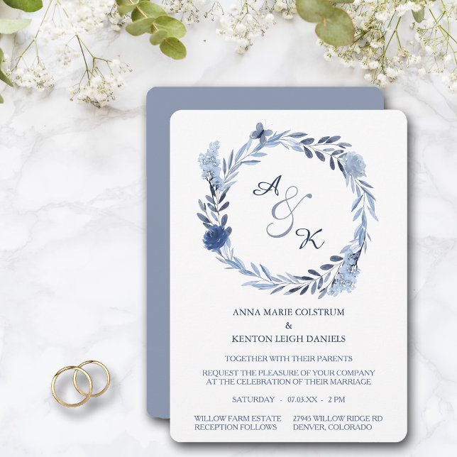 Blue Summer Wreath Monogram Wedding Einladung (Von Creator hochgeladen)