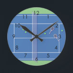Blue Tennis Court Modern Tennis Player      Runde Wanduhr<br><div class="desc">Personalized classic tennis court design in blue with classic, chic, preppy & elegant tennis rackets and green tennis balls. Simple, minimalist gift for your tennis coach or tennis team. Personalized Gift for a tennis player. Blue tennis court illustration. Trendy tennis players home decor. Trendy modern tennis player gifts. Cool retro...</div>