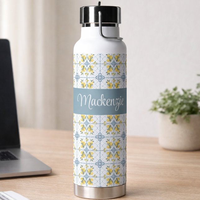 Blue Tile French Country Lemon Name Monogram Trinkflasche (Von Creator hochgeladen)