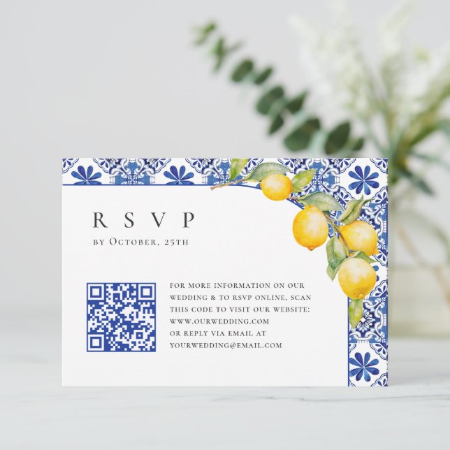 Blue Tiles Wedding QR Code RSVP Karte (Stehend Vorderseite)