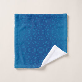 Blue towels with polka dots hang on a silver rod badhandtuch set