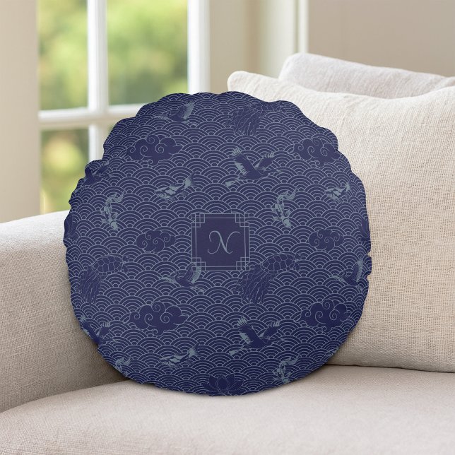 Blue Traditional Japanese Wave Seigaiha Monogram Rundes Kissen (Von Creator hochgeladen)