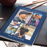 Blue Trendy 6 Foto Collage Jährlich Planer<br><div class="desc">Entdecken Sie die perfekte Mischung aus Funktionalität und Stil mit unserem '2026 Yearly Planner' - ein ideales Weihnachtsgeschenk. Personalisieren Sie es mit sechs Ihrer Lieblings-Fotos und feiern Sie das ganze Jahr über die gepflegten Momente! Fügen Sie Ihren Namen im Vorlagentext für diese eindeutige Touch hinzu. Ein Planer, der über das...</div>
