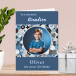 Blue Trendy Modern 1 Foto Grandson Birthday Karte<br><div class="desc">Diese Geburtstagskarte kann mit dem Namen Ihres Enkels personalisiert werden und ein beliebtes Foto. Ihr ausgewähltes Foto erscheint in einem runden weißen "Rahmen" in einem lustigen abstrakten Muster in einem modernen Stil. Der Text oben auf der Karte ist "To a beautiful Grandson", mit seinem Namen unter dem Bild und "on...</div>