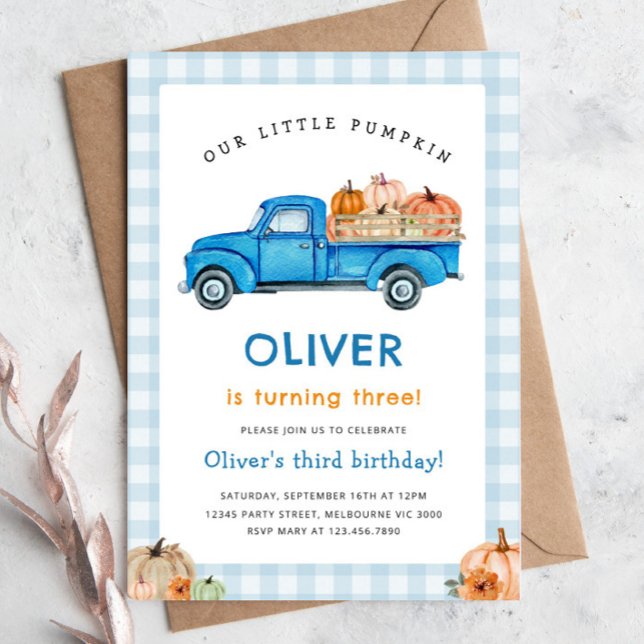 Blue Truck & Pumpkin Fall Farm Gingham Birthday Einladung (Von Creator hochgeladen)