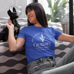 Blue Veterinary School Abschluss Personalisiert T-Shirt<br><div class="desc">Dieser individuell anpassbare Blue Veterinary School Abschluss T - Shirt bietet eine weiße Typografie für eine Klasse von 2025 Absolventen. Passen Sie mit Ihrem geschlossen Jahr unter der ärztlichen Leitung für einen großen personalisierten Gedenktierarzt Abschlag für ihre Uni oder Universität.</div>