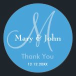 Blue Vielen Dank, dass Sie die Monogram-Aufkleber  Runder Aufkleber<br><div class="desc">Initial Sticker mit Braut und Bräutigam Namen, Datum der Hochzeit und ein Dankeschön an Sie, um Ihre Dankbarkeit an Ihrem Hochzeitstag oder jedem besondere Anlass zum Ausdruck zu bringen. .Weitere Farben stehen zur Auswahl. Sie können auch die Farbe und den Schriftart anpassen, indem Sie die Schaltfläche "Anpassen" unter dem Produkt...</div>