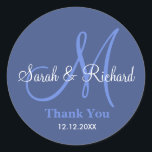 Blue Vielen Dank, dass Sie die Monogram-Aufkleber  Runder Aufkleber<br><div class="desc">Initial Sticker mit Braut und Bräutigam Namen, Datum der Hochzeit und ein Dankeschön an Sie, um Ihre Dankbarkeit an Ihrem Hochzeitstag oder jedem besondere Anlass zum Ausdruck zu bringen. .Dieser Monogramm Hochzeitsaufkleber ist in blau. Weitere Farben sind für Sie erhältlich. Sie können auch Farbe und Schriftart anpassen, indem Sie die...</div>