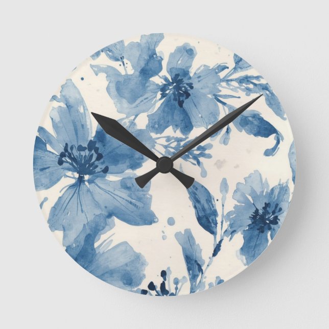 Blue Watercolor Floral Painted Botanical Whimsical Runde Wanduhr (Vorderseite)