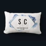 Blue Watercolor Gold Frame New Monogram Lendenkissen<br><div class="desc">Überraschen Sie die Neuvermählten mit einem Geschenk, das sowohl stilvoll als auch aussagekräftig ist - unserem Blue Watercolor Gold Frame Monogram Lumbar Pillow. Dieses einzigartige Kissen ist ein perfekter Weg, um eine neue Ehe zu feiern, und verbindet personalisierte Eleganz mit Komfort. Das Kissen ist mit einem ausgeklügelten, bedruckten, goldenen Hexagon-Rahmen...</div>