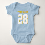 Blue White Baby Football Jersey Sports Romper Baby Strampler<br><div class="desc">Niedlicher Bodysuit für Kleinkinder. Mama und Liebe Sport. Es ist nur natürlich, dass das Baby auch sollte. Niedlicher Babybodyanzug in Blau, Weiß und Gelb. Sie können den Namen und die Spielernummer auf der Vorder- und Rückseite des Trikots anpassen. Nicht nur für Fußballfans. Jeder Sportfans wird dieses Design schätzen. Baseball, Basketball,...</div>