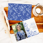 Blue White Chinoiserie Frauen 40. Geburtstag Foto Einladung<br><div class="desc">Dieses chinoiserie-inspirierte Design besticht durch elegante botanische Flora und Grünflächen in Weiß und Blau. Personalisieren Sie die Einladung mit Ihren Daten und wenn Sie gewollt,  um den Stil und die Platzierung des Textes weiter zu ordnen,  klicken Sie bitte auf den Button "Weitere Anpassung".</div>