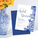 Blue White Chinoiserie Lotus Brautparty Einladung<br><div class="desc">Das Design besticht durch eine reizvolle Auswahl an Lotus-Blume und Schmetterlingen, die in einem blauen und weißen Farbschema dargestellt sind, das an die elegante Chinoiserie-Chic erinnert, die an das klassisch blaue Weidenmuster erinnert, mit einem modernen Textlayout im handschriftlichen Stil. Passen Sie den Text mit Ihren Texten an, indem Sie die...</div>