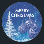 Blue & White Christmas Tree & Ornaments Runder Aufkleber<br><div class="desc">Elegantes Mitternacht blaues Weihnachtsdesign mit Ornamenten und weißen Weihnachtsbaum. Anpassbarer froher Weihnachtstext.</div>