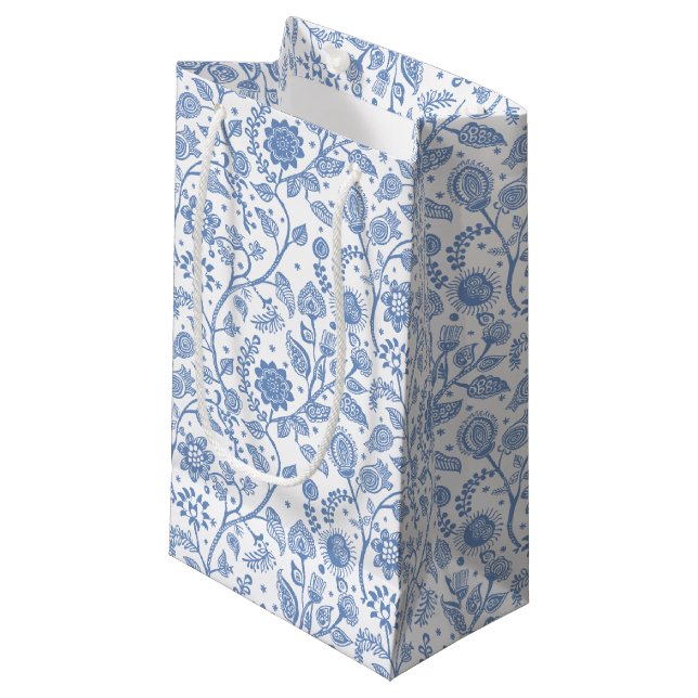 Blue White Floral Botanical Pattern Boho Whimsical Kleine Geschenktüte (Vorderseite Schrägansicht)