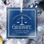 Blue White Law School Abschluss Weihnachten Ornament Aus Glas<br><div class="desc">Dieser benutzerdefinierte blaue Jurastudium Abschluss Weihnachtsschmuck für einen Anwalt zeigt die weiße Waage der Gerechtigkeit für die Klasse von 2025. Passen Sie mit Ihrem geschlossen Jahr unter der eleganten Kalligrafie für ein großartiges personalisiertes Universitätsabsolventengeschenk an.</div>