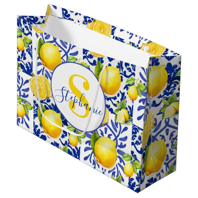 Blue White Lemon Tile Pattern Monogram Name Citrus Große Geschenktüte (Vorderseite Schrägansicht)