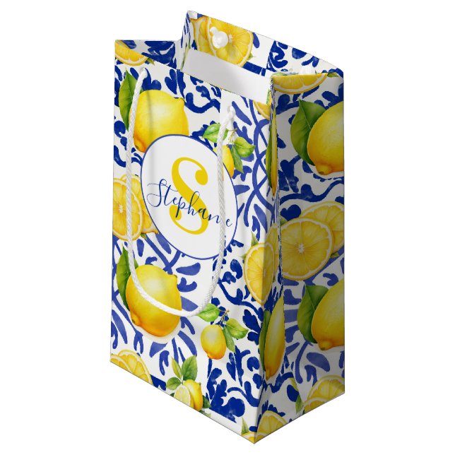 Blue White Lemon Tile Pattern Name Monogram Citrus Kleine Geschenktüte (Vorderseite Schrägansicht)