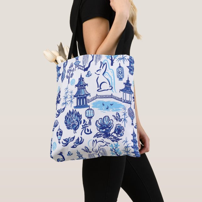 Blue & White Rabbit Chinoiserie Totbeutel (Von Nahem)