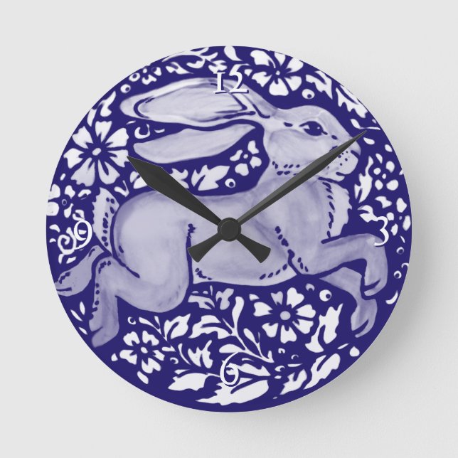 Blue & White Rabbit Dedham Delft Cotattcore Folk Runde Wanduhr (Vorderseite)