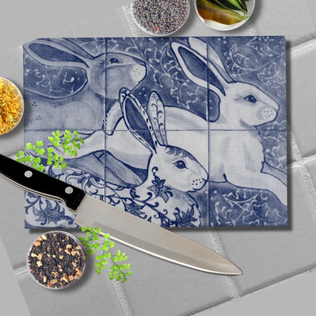 Blue White Rabbit Hare Tiled Chinoiserie Floral Schneidebrett (Von Creator hochgeladen)