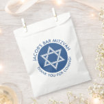 Blue White Star von David Bar Mitzvah Geschenktütchen<br><div class="desc">Gefallen haben Taschen für eine Bar mitzvah mit einem weißen Stern von David vor einem blauen Hintergrund. Personalisieren Sie mit Namen in einem Bogen um den Stern.</div>