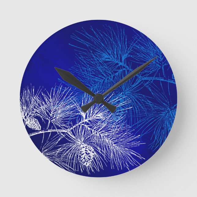 Blue White Winter Holiday Pine Runde Wanduhr (Vorderseite)
