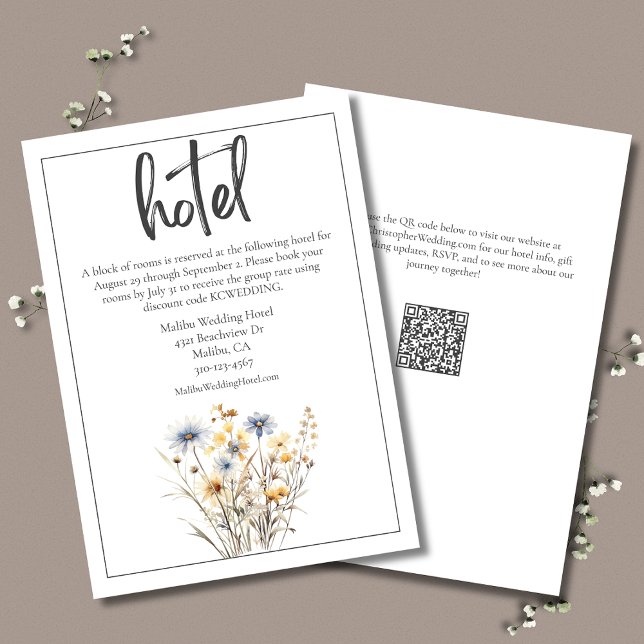 Blue Wildblumen Elegantes Formal Wedding Hotel Begleitkarte (Blue Wildflowers Formal Elegant Wedding Hotel Enclosure Card with QR Code.)