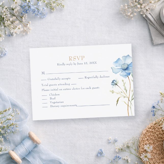 Blue Wildflower Garden Wedding RSVP Card Karte (Blue Wildflower Garden Wedding RSVP Card on a romantic table with dusty blue tiny wildflowers)