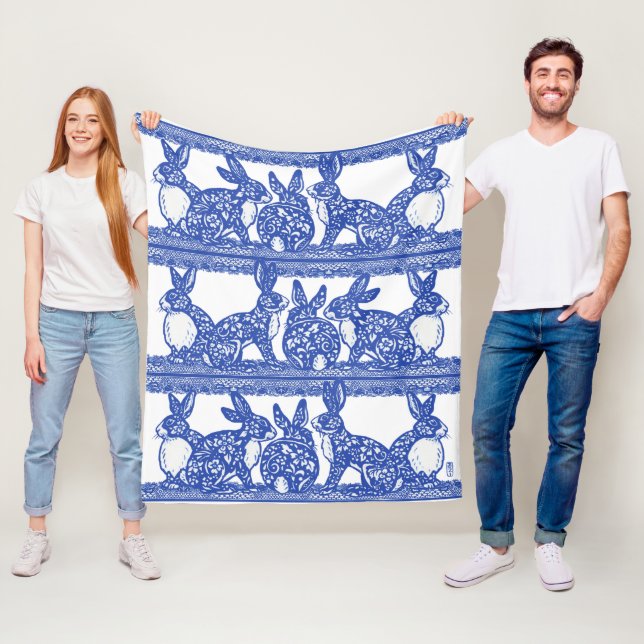 Blue Willow Rabbit Floral Chinoiserie Bunny Design Fleecedecke (Beispiel)
