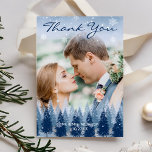 Blue Winter Wonderland Pine Christmas Dankeskarte<br><div class="desc">Wenn Sie ein Hochzeitsthema suchen, das die bezaubernde Schönheit des Winters einfängt, dann ist ein blaues Winterwunderland Kiefernwald Weihnachtszeitgestaltung die perfekte Wahl für Sie. Dieses Design verbindet Elemente der rustikalen Winterwunderlandhochzeit mit der Hochzeit des Pinienwaldes und macht sie zu einem festlichen und romantischen Fest der glücklichen Urlaubssaison. Das Thema der...</div>