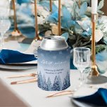 Blue Winter Wonderland Pine Christmas Dosenkühler<br><div class="desc">Wenn Sie ein Hochzeitsthema suchen, das die bezaubernde Schönheit des Winters einfängt, dann ist ein blaues Winterwunderland Kiefernwald Weihnachtszeitgestaltung die perfekte Wahl für Sie. Dieses Design verbindet Elemente der rustikalen Winterwunderlandhochzeit mit der Hochzeit des Pinienwaldes und macht sie zu einem festlichen und romantischen Fest der glücklichen Urlaubssaison. Das Thema der...</div>