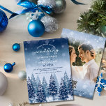 Blue Winter Wonderland Pine Christmas Einladung<br><div class="desc">Wenn Sie ein Hochzeitsthema suchen, das die bezaubernde Schönheit des Winters einfängt, dann ist ein blaues Winterwunderland Kiefernwald Weihnachtszeitgestaltung die perfekte Wahl für Sie. Dieses Design verbindet Elemente der rustikalen Winterwunderlandhochzeit mit der Hochzeit des Pinienwaldes und macht sie zu einem festlichen und romantischen Fest der glücklichen Urlaubssaison. Das Thema der...</div>