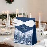 Blue Winter Wonderland Pine Christmas Geschenkschachtel<br><div class="desc">Wenn Sie ein Hochzeitsthema suchen, das die bezaubernde Schönheit des Winters einfängt, dann ist ein blaues Winterwunderland Kiefernwald Weihnachtszeitgestaltung die perfekte Wahl für Sie. Dieses Design verbindet Elemente der rustikalen Winterwunderlandhochzeit mit der Hochzeit des Pinienwaldes und macht sie zu einem festlichen und romantischen Fest der glücklichen Urlaubssaison. Das Thema der...</div>
