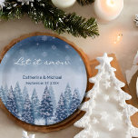 Blue Winter Wonderland Pine Christmas Pappteller<br><div class="desc">Wenn Sie ein Hochzeitsthema suchen, das die bezaubernde Schönheit des Winters einfängt, dann ist ein blaues Winterwunderland Kiefernwald Weihnachtszeitgestaltung die perfekte Wahl für Sie. Dieses Design verbindet Elemente der rustikalen Winterwunderlandhochzeit mit der Hochzeit des Pinienwaldes und macht sie zu einem festlichen und romantischen Fest der glücklichen Urlaubssaison. Das Thema der...</div>