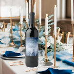 Blue Winter Wonderland Pine Christmas Weinetikett<br><div class="desc">Wenn Sie ein Hochzeitsthema suchen, das die bezaubernde Schönheit des Winters einfängt, dann ist ein blaues Winterwunderland Kiefernwald Weihnachtszeitgestaltung die perfekte Wahl für Sie. Dieses Design verbindet Elemente der rustikalen Winterwunderlandhochzeit mit der Hochzeit des Pinienwaldes und macht sie zu einem festlichen und romantischen Fest der glücklichen Urlaubssaison. Das Thema der...</div>