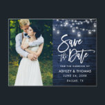 Blue Wood Jar Lights Pinselschrift Save the Date Postkarte<br><div class="desc">Modernes Pinselskript,  rustikales blaues Holz,  Saitenleuchten mit Mason Jars,  Save the Date Verlobung Paar Foto Postkarte</div>