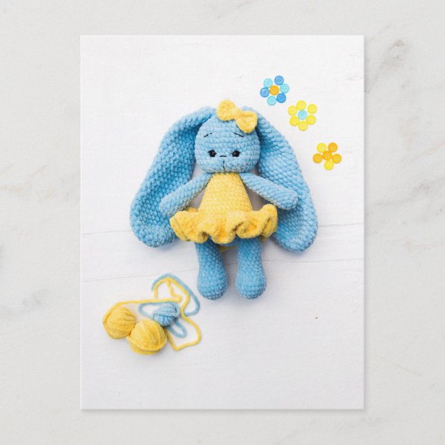 Blue & Yellow Crochet Bunny — Cozy Handmade Art Postkarte (Vorderseite)