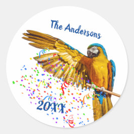 Blue & Yellow Macaw Throws Confetti Runder Aufkleber