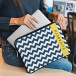Blue Zigzag, Navy Blue Zickzack, Ihr Name Laptopschutzhülle<br><div class="desc">Elegantes,  stilvolles und raffiniertes Zickzackmuster (Zickzack) in marineblau-weißer Farbe. Modernes und trendiges Geschenk,  perfekt für den Zickzack Liebhaber in Ihrem Leben. Personalisieren Sie diese durch Hinzufügen von Namen,  Spitznamen,  Monogramm oder Initialen.</div>