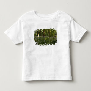 Bluebells in einem Wald Kleinkind T-shirt