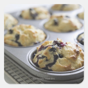 Blueberry Muffins in einer Backdose auf einer Kühl Quadratischer Aufkleber