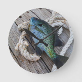 Bluegill auf Dock Runde Wanduhr