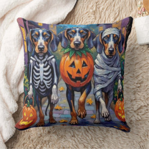 Bluetick Coonhound beim Trick-or-Treat an Hallowee Kissen
