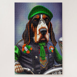 Bluetick Coonhound fährt Fahrrad am St. Patrick's Puzzle