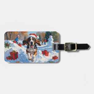 Bluetick Coonhound läuft im Schnee mit Weihnachten Gepäckanhänger